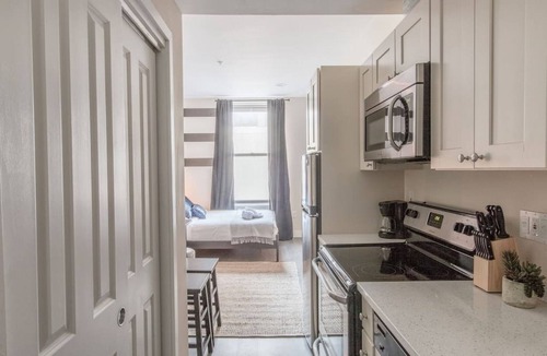 Leather District Apartment | Downtown Central Studio w Fast WIFI, Keyless Entry
