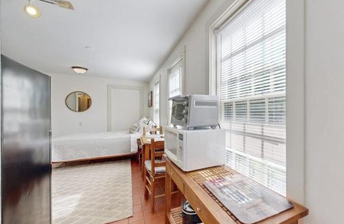 Wiscasset House | Downtown, ground floor studio near the ocean w/patio, outdoor dining area & more