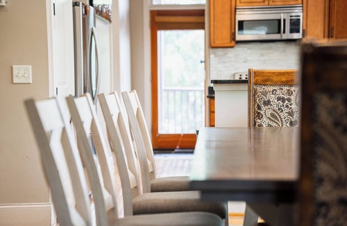 Hope Gardens House | Downtown Luxury – Walk to Broadway – Separate Sleeping Spaces for 12 Guests