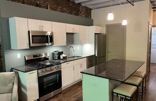 Downtown Syracuse Apartment | Downtown Suite with Balcony