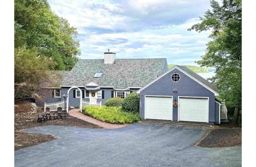 Gilford House | Dreamy Lakefront Getaway, Beach, Skiing,Hiking GIC