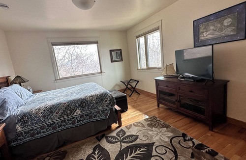 Eagle River House | Eagle Peak Guesthouse/2 room suite with kitchenette