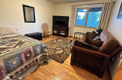 Eagle River House | Eagle Peak Guesthouse/2 room suite with kitchenette