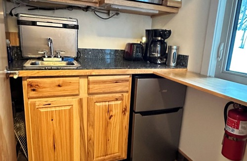 Eagle River House | Eagle Peak Guesthouse/2 room suite with kitchenette
