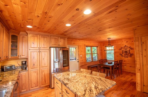 Todd Cabin | Eagle Ridge | Panoramic Mountain Views | Hot Tub & Game Room