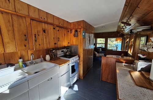 Minturn Cabin | East Side Escape - Simple Cottage by the Sea