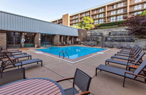 Green Tree Hotel | Easy Access To Downtown + Free Parking&Restaurant
