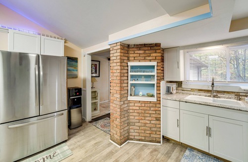 Oakwood Village Cottage | Easy Cleveland Access! Quiet Suburb Stay w/Yard