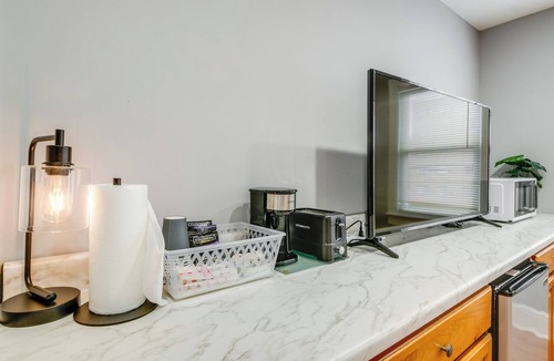 Silver Spring Apartment | Easy Metro Access: WFH-Friendly Apt 7 Mi to DC!