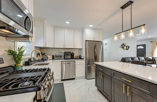 South Huntington House | Easy Transit to NYC! Sleek North Shore Hideaway