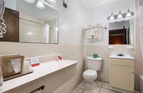 Windsor Locks Hotel | Econo Lodge Inn & Suites Windsor Locks Bradley Airport