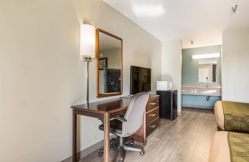 Hillview Hotel | Econo Lodge Inn & Suites Brooks - Louisville South