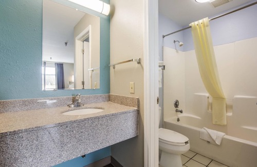 Hillview Hotel | Econo Lodge Inn & Suites Brooks - Louisville South