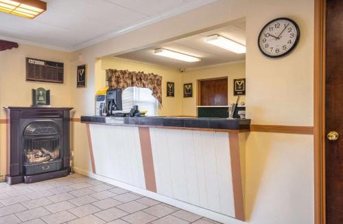 Windsor Locks Hotel | Econo Lodge Inn & Suites Windsor Locks Bradley Airport