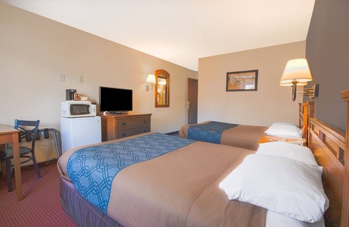 Grandview Plaza Hotel | Econo Lodge Junction City I-70 Near Fort Riley