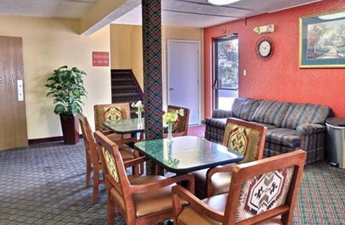 Lansing Hotel | Econo Lodge Lansing - Leavenworth