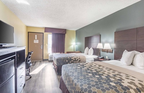 Clarksville Hotel | Econo Lodge & Suites Clarksville near Governors Square Mall