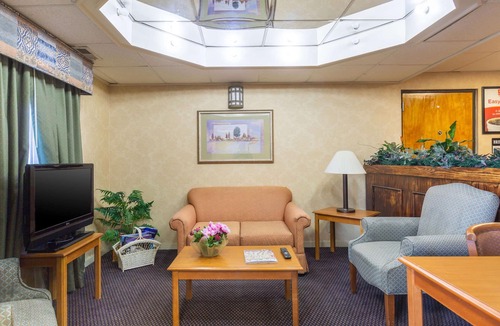 Clarksville Hotel | Econo Lodge & Suites Clarksville near Governors Square Mall