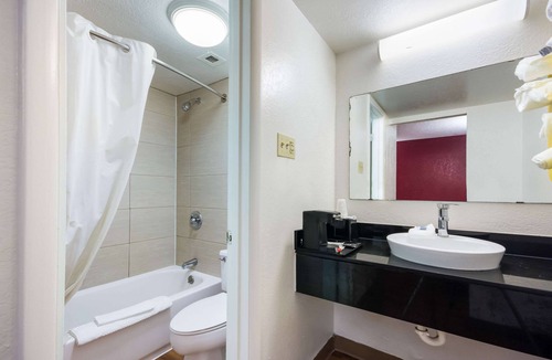 Del City Hotel | Econo Lodge
