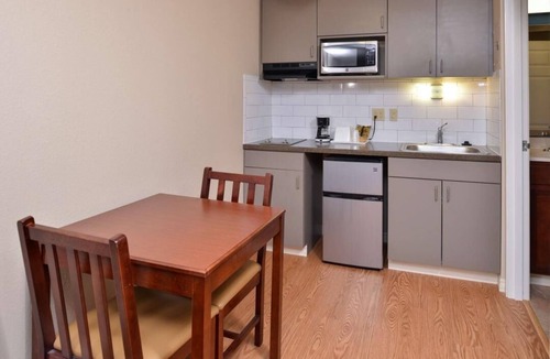 Barton Hotel | Efficiency Room near Memorial Park | Free Daily Breakfast & Free Parking