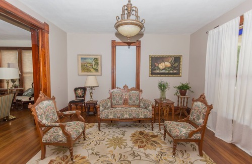 Marquette House | Elegant Victorian 5 bedroom Remodeled House