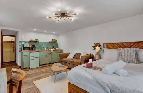 Canadensis Cabin | Elements Pocono Cabin | Firepit -Desk & Pickleball