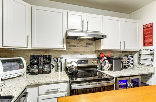 Fairland Condo | Elevator In-Unit: 3-Story Condo Only 14 Mi to DC!