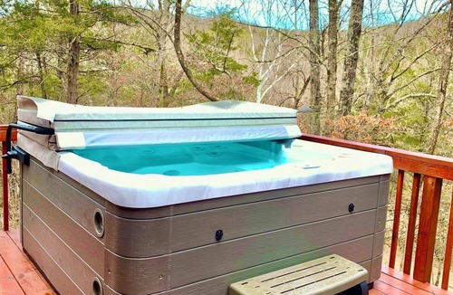 Eureka Springs Cabin | Enchanted Forest Whispering Pines- 2 bedroom Cabin with Hot Tub! Hiking Trail & Cave on property!