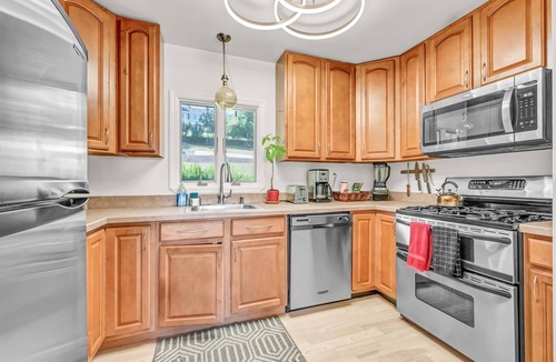 Danbury House | Enchanting 3 Bedroom Lake House on Candlewood Lake