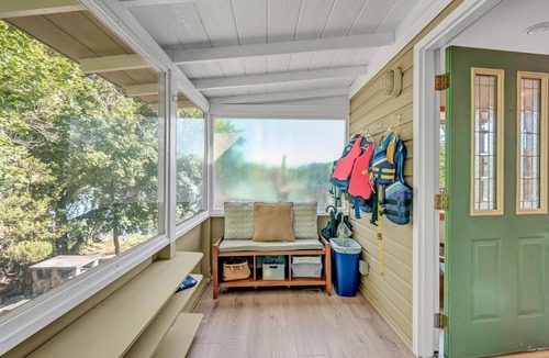 Danbury House | Enchanting 3 Bedroom Lake House on Candlewood Lake