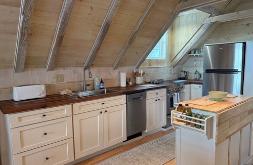 East Dover House | Enchanting barn in E Dover with 50 mile view