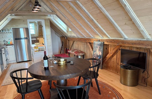 East Dover House | Enchanting barn in E Dover with 50 mile view