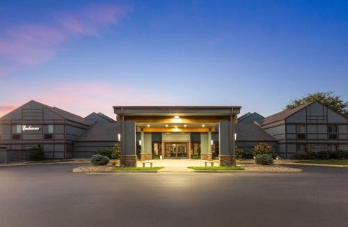 Topeka Hotel | Endeavor Inn & Suites, Trademark Collection by Wyndham