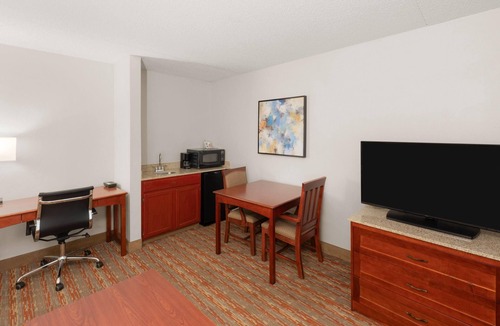 Topeka Hotel | Endeavor Inn & Suites, Trademark Collection by Wyndham