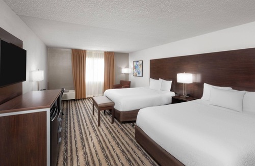 Topeka Hotel | Endeavor Inn & Suites, Trademark Collection by Wyndham