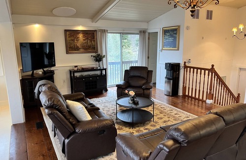 New Milford House | Enjoy a getaway on the scenic Housatonic River/Lake Lilinonah in New Milford, CT