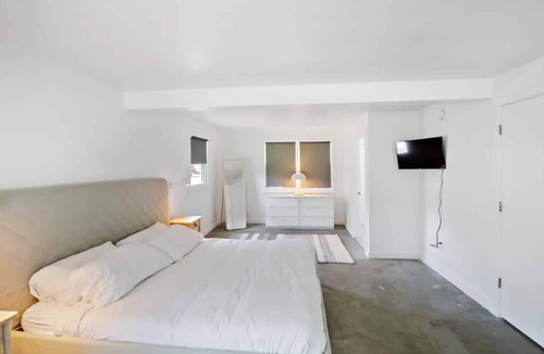 Stowe Area Hotel | Enjoy a Hassle-Free and Suiting Stay! Outdoor Pool, Pets Allowed, Free Parking!