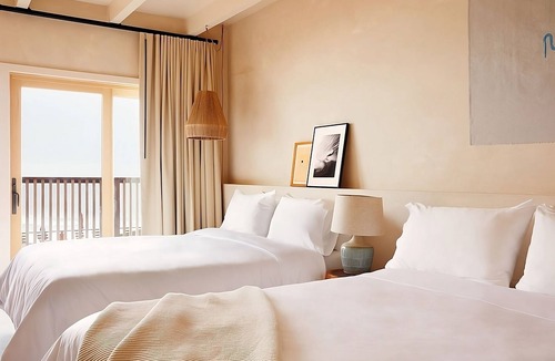 Montauk Hotel | Enjoy a Hassle-Free Stay! 2 Comfortable Units, Free Parking, Pool, Beachfront!