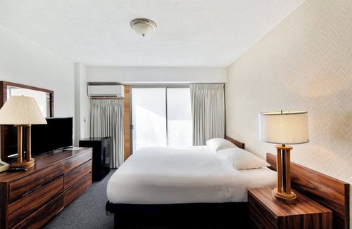 Waikiki Hotel | Enjoy Every Moment in a Space Made for Great Getaways! Pets Are Welcome!