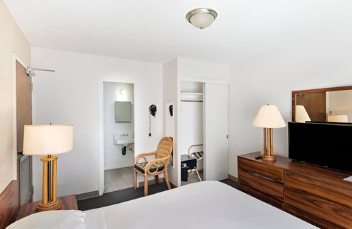 Waikiki Hotel | Enjoy Every Moment in a Space Made for Great Getaways! Pets Are Welcome!
