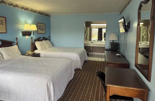 Tazewell Hotel | Enjoy Mountain Adventures from 2 Relaxing Rooms w/2 Full Beds w/Private Bath