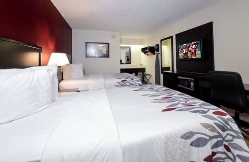 Washington Hotel | Enjoy On-Site Coffee in a Bright Private Room Near Meadows Racetrack & Casino