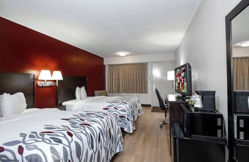 Washington Hotel | Enjoy On-Site Coffee in a Bright Private Room Near Meadows Racetrack & Casino