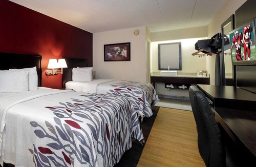 Washington Hotel | Enjoy On-Site Coffee in a Bright Private Room Near Meadows Racetrack & Casino