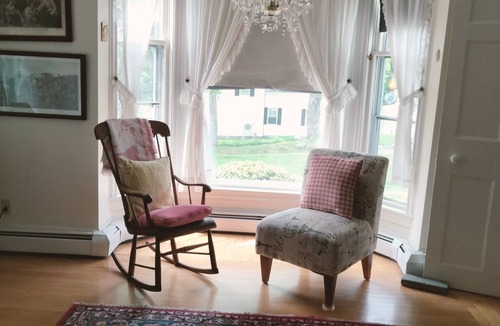 Newcastle House | Enjoy the spring with family and friends eating lobster dinners and oysters