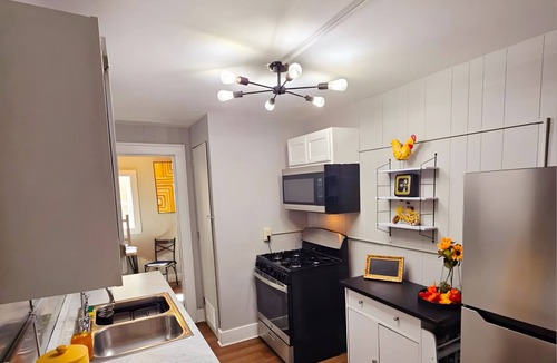 Huntington House | Entire Bldg w/6 Bedrooms across 4 Separate Apts - Group/Corporate Stay Downtown