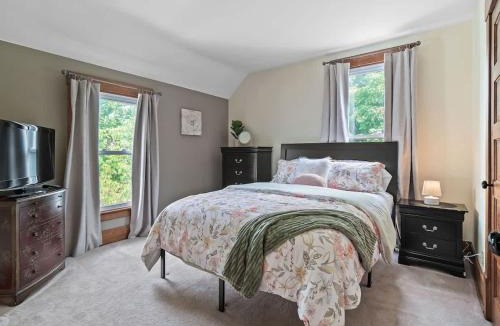 Bedford House | Entire Duplex w Historic District and Sleeps 12
