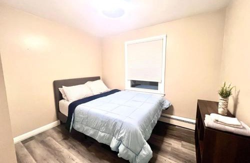 Silver Lane House | Entire house for big group-4 bedrooms -minutes from Hartford