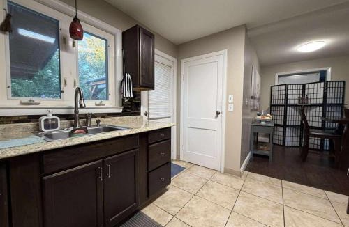 Silver Lane House | Entire house for big group-4 bedrooms -minutes from Hartford