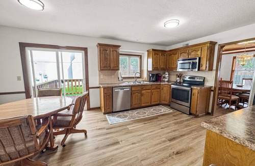 Olathe House | Entire House, Sleeps 8, Near Walking Trail and I-35, Short Drive to Kansas City